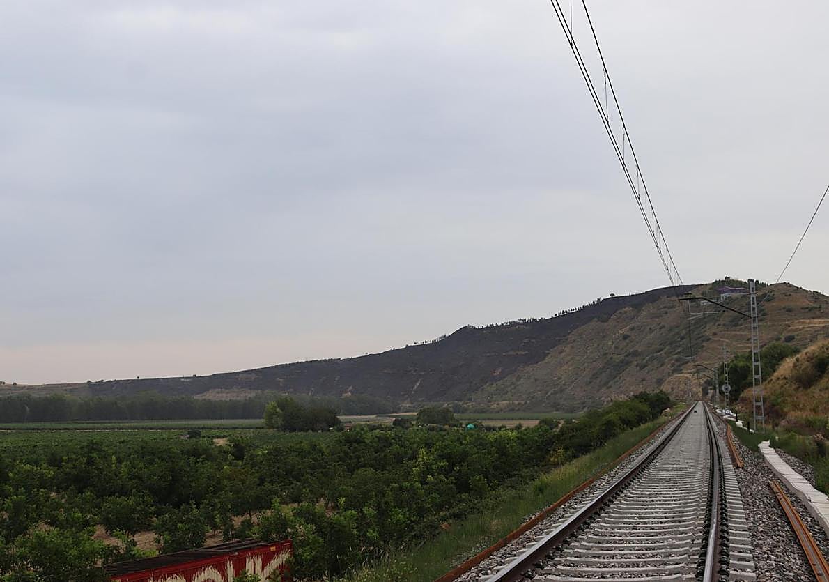 El tráfico ferroviario quedó restablecido tras controlarse el incendio.