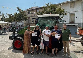 Autoridades y ganadores del manejo del tractor.