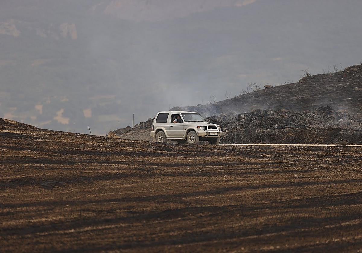 Un todoterreno atraviesa parte de la zona calcinada el pasado martes en el incendio de Fonzaleche.