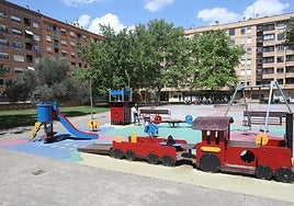 Área de juegos infantiles del parque Rosalía de Castro, que será remodelado por completo y cubierto.