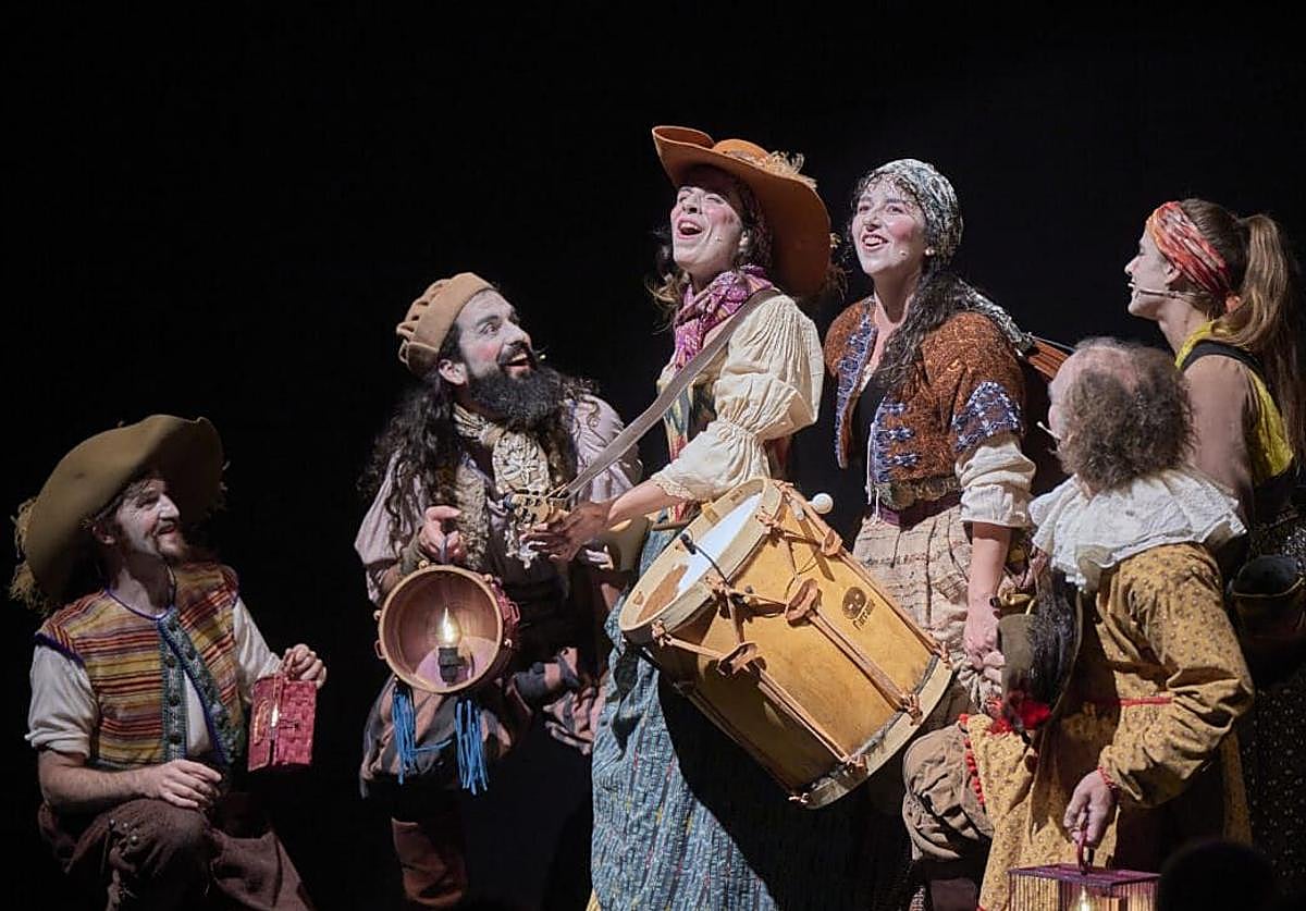 Imagen principal - Distintas escenas de los espectáculos 'Farra' de Lucas Escobedo y la CNTC, 'Muerta de amor' de Manuel Liñán y 'Sabes que las flores de plástico...' de Tanttaka y el CDN.