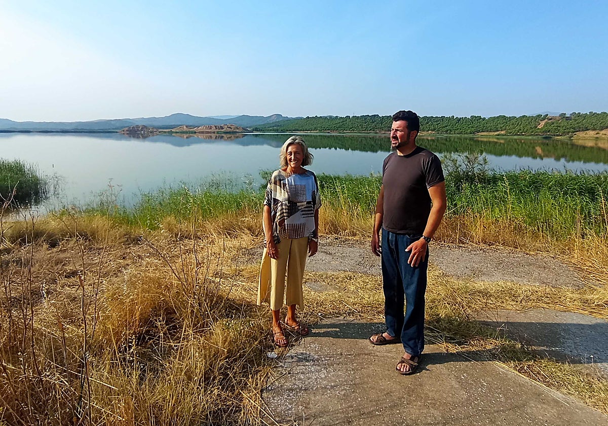 Mónica Arceiz y Javier Argaiz, esta mañana, en el embalse del Perdiguero.