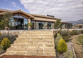 Arriba exterior del restaurante. Abajo Cristian Solana Rodríguez, chef ejecutivo.