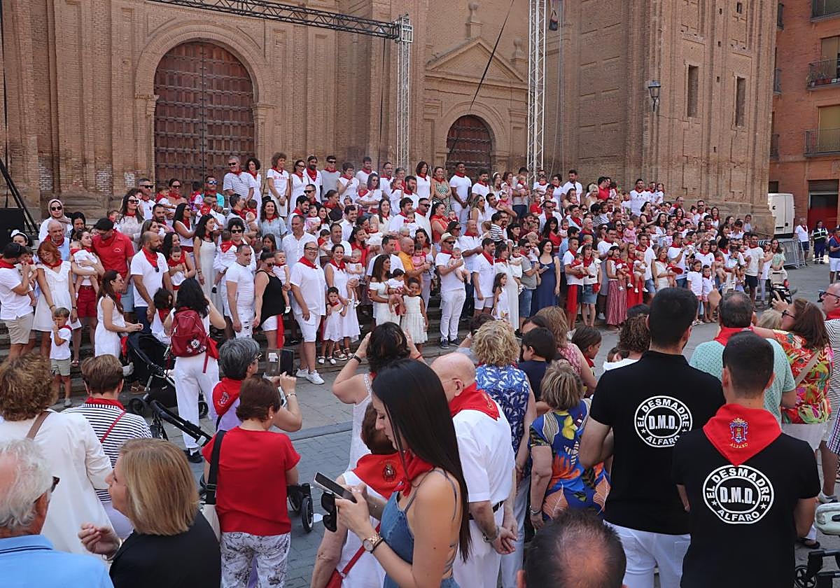 Las familias y niños de la quinta de 2024 se tomaron la tradicional foto de familia tras la colocación de su primer pañuelillo rojo de fiestas.