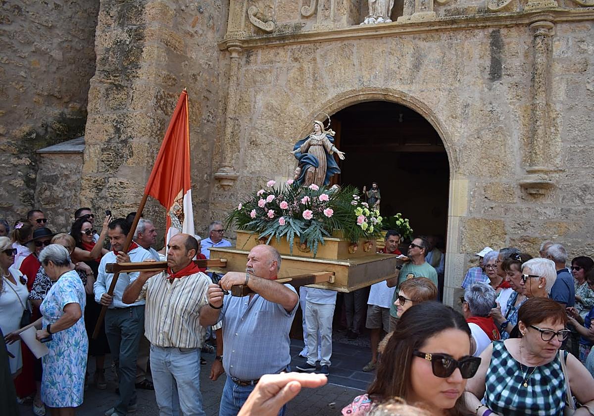 Procesión con la Asunción y San Roque.