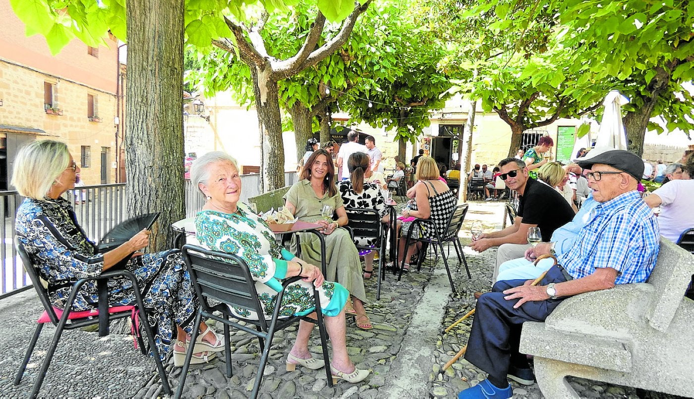 Las terrazas de la plaza se encontraban llenas durante el vermú del mediodía.