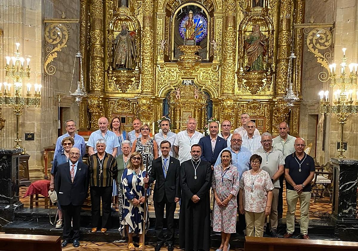 Integrantes de la nueva junta directiva de la Cofradía de Nuestra Señora la Virgen de la Vega.