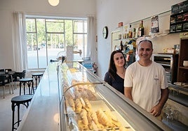 Dionisio Mendoza y Bianca Chirita, dentro de la barra del bar del Ayuntamiento.