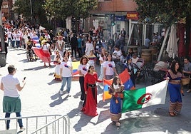 Desfile con banderas de diferentes nacionalidades.
