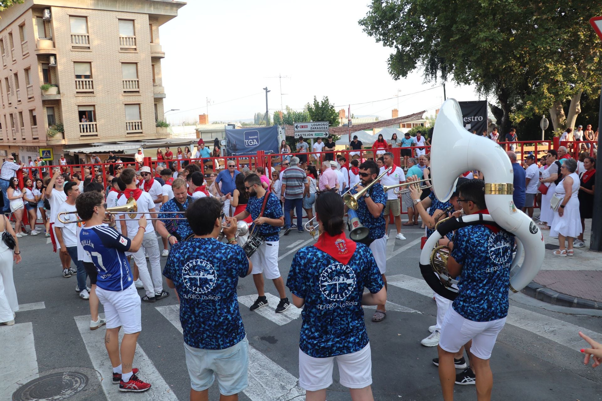 Viernes de fiestas con encierro, pañuelo para los más pequeños y tortillas de papata