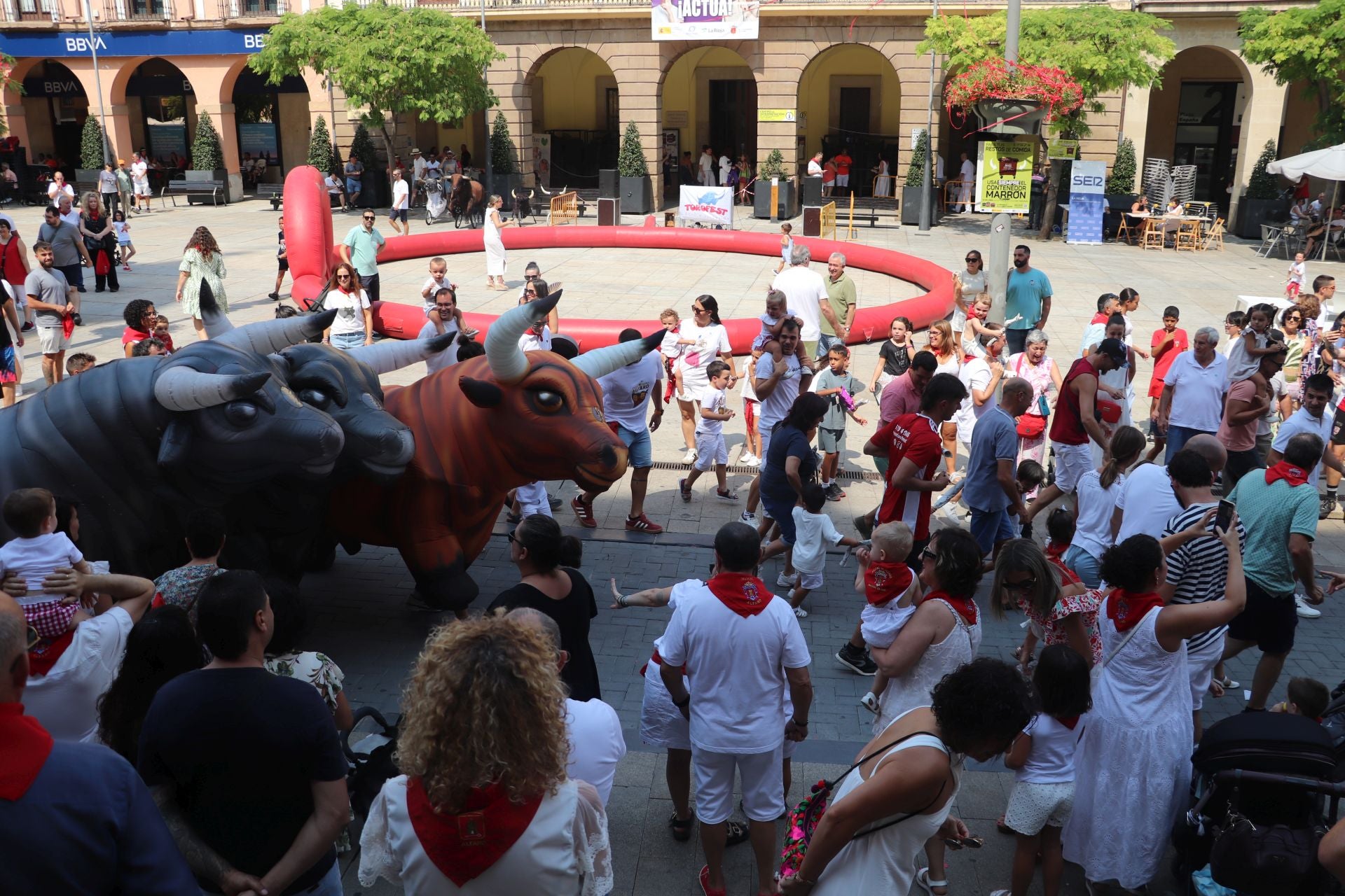 Viernes de fiestas con encierro, pañuelo para los más pequeños y tortillas de papata