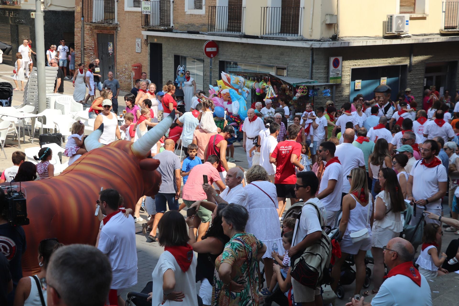 Viernes de fiestas con encierro, pañuelo para los más pequeños y tortillas de papata