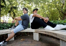 Tomás Díaz y Jonathan Galindo posan juntos en un banco de la Glorieta del Doctor Zubía, de Logroño.