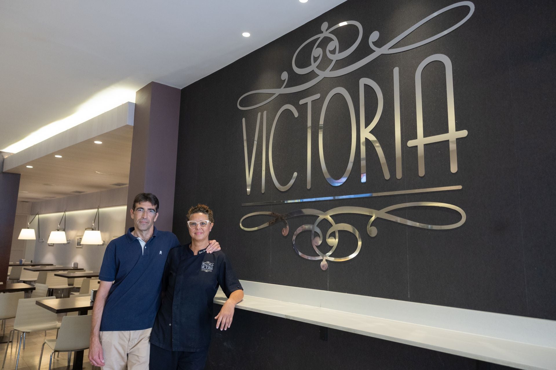 Iván Gil y Sonia Cantabrana, en la entrada de su local con el emblemático nombre del local que regentan, el Victoria.
