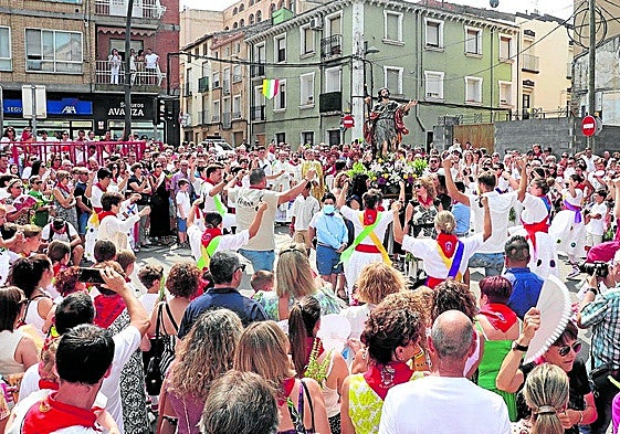 Los veteranos de Alfaro Baila se unieron al grupo para dedicar una danza a los patronos.