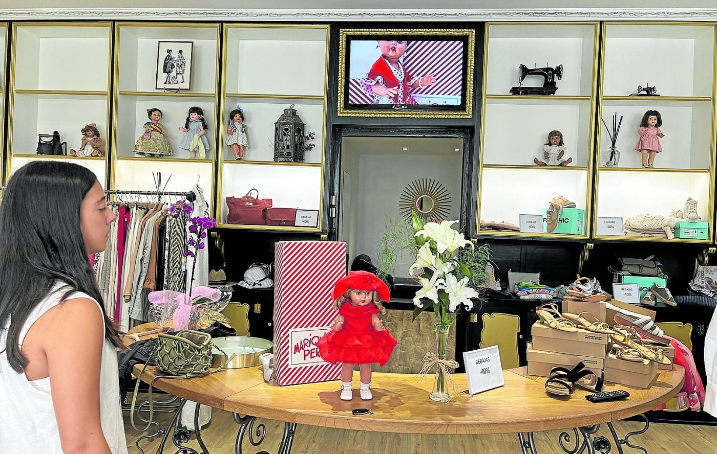 El mostrador cuenta con una Nueva Mariquita y en los estantes observan las anteriores.