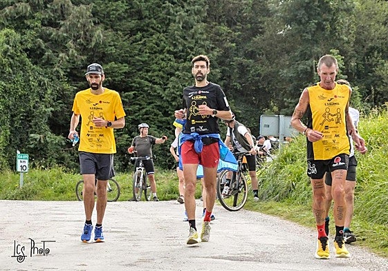 Fernando Magaldi, a la derecha, correr junto a David Fid, atleta ultramaratoniano, y Fidel Fernández, enfermo de ELA.