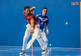 Darío espera la llegada de la pelota en presencia de Zubizarreta.