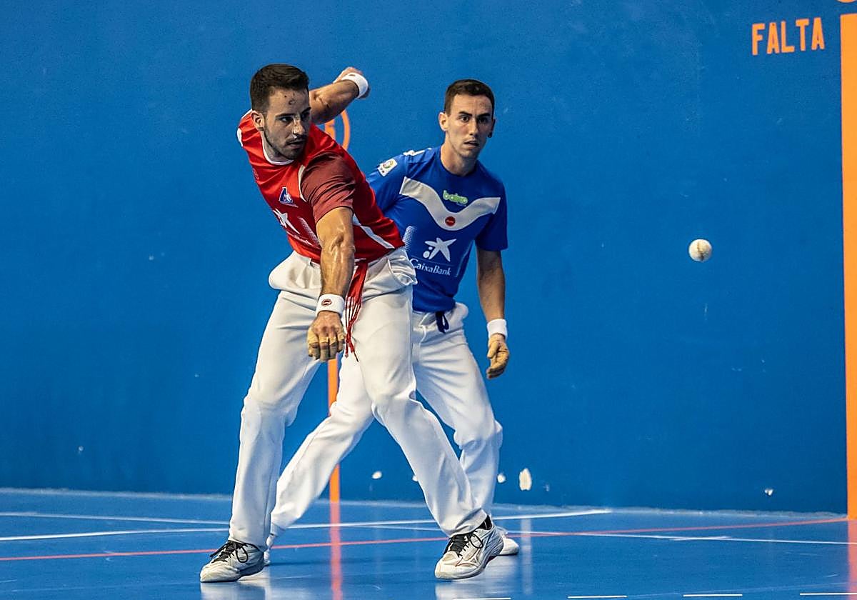 Darío espera la llegada de la pelota en presencia de Zubizarreta.