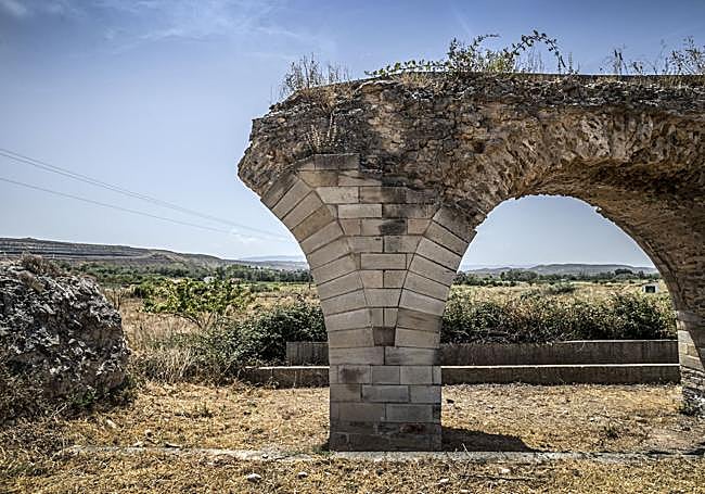'Puente de los Moros'. Uno de los arcos que aún queda en pie en Alcanadre.