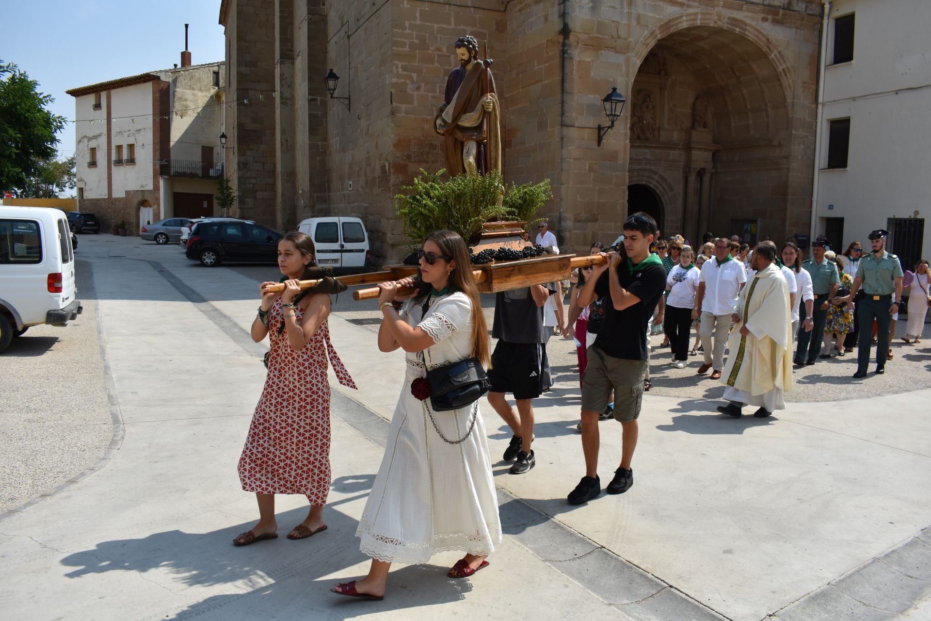 Danzas en Alcanadre y procesión