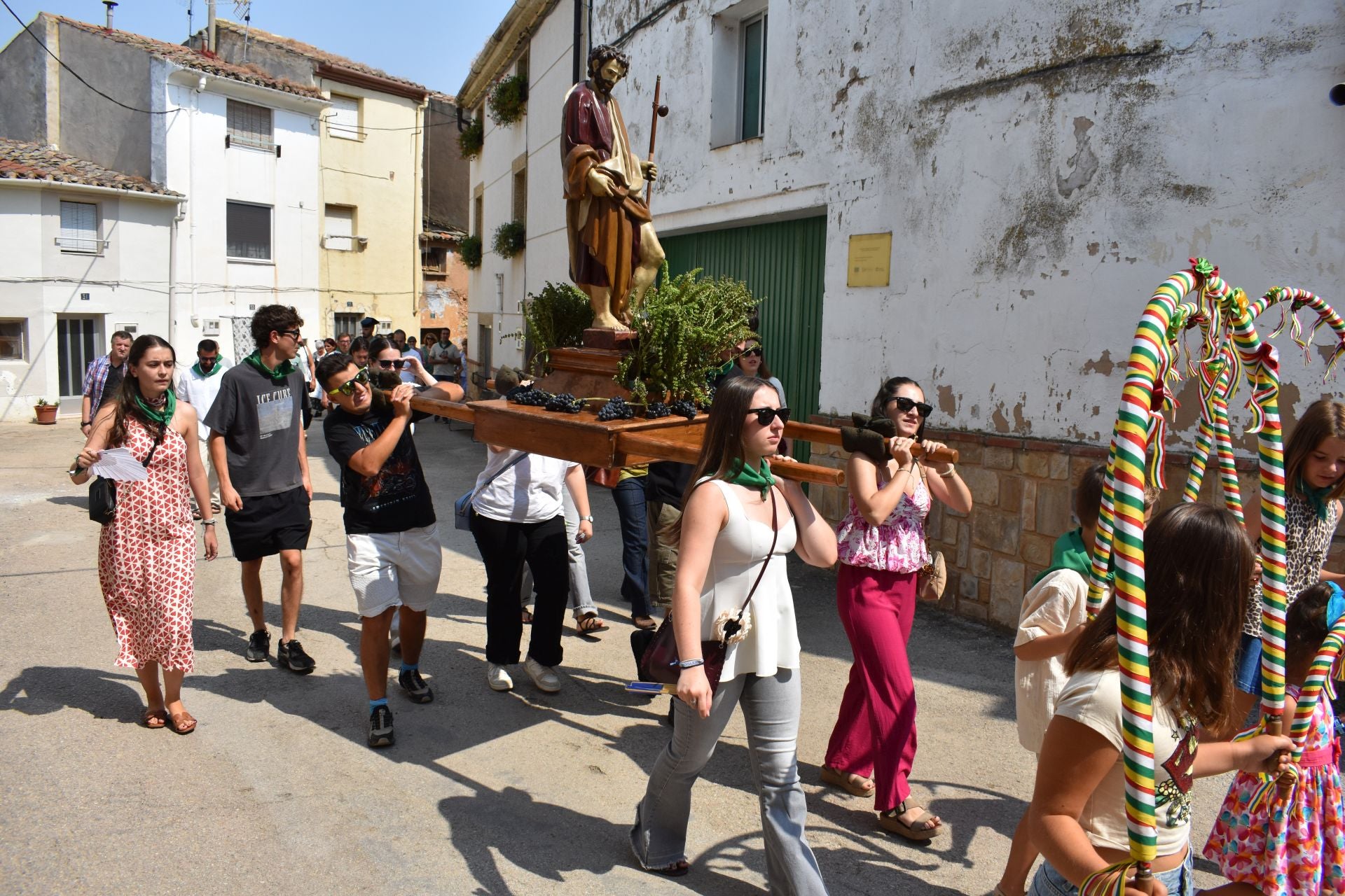 Danzas en Alcanadre y procesión