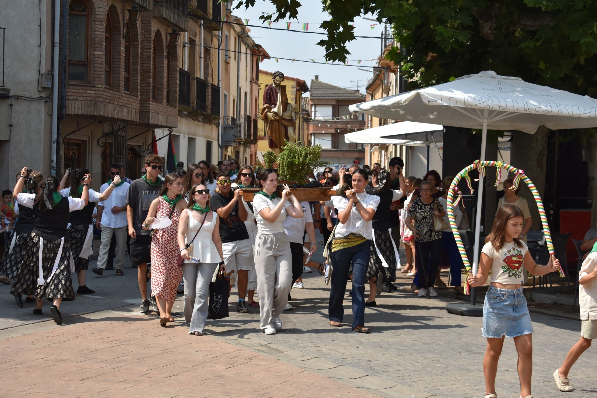 Danzas en Alcanadre y procesión