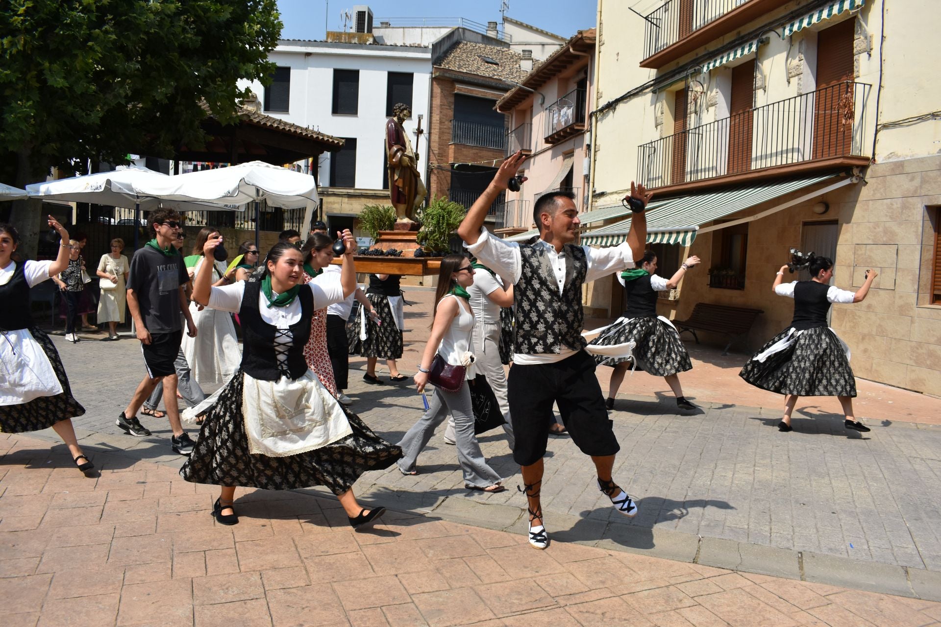 Danzas en Alcanadre y procesión
