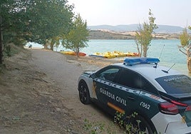 Efectivos de la Guardia Civil, en el pantano de Alloz.