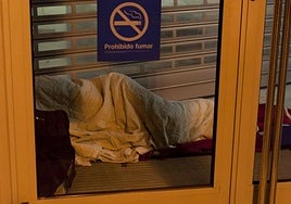 Una persona duerme en un cajero en Logroño.