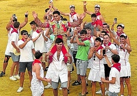 Garibay, a hombros entre un grupo de alfareños.