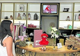 El mostrador cuenta con una Nueva Mariquita y en los estantes observan las anteriores.