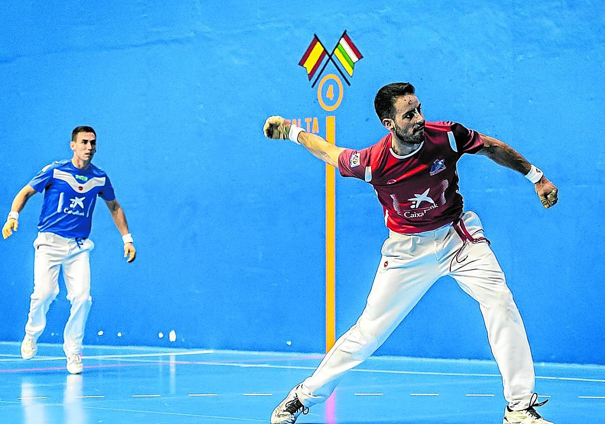 Darío prepara su derecha en el partido que jugó el sábado en Agoncillo.