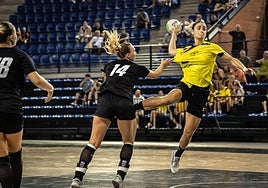 June Loidi lanza a portería mientras Zurni le agarra de la camiseta.