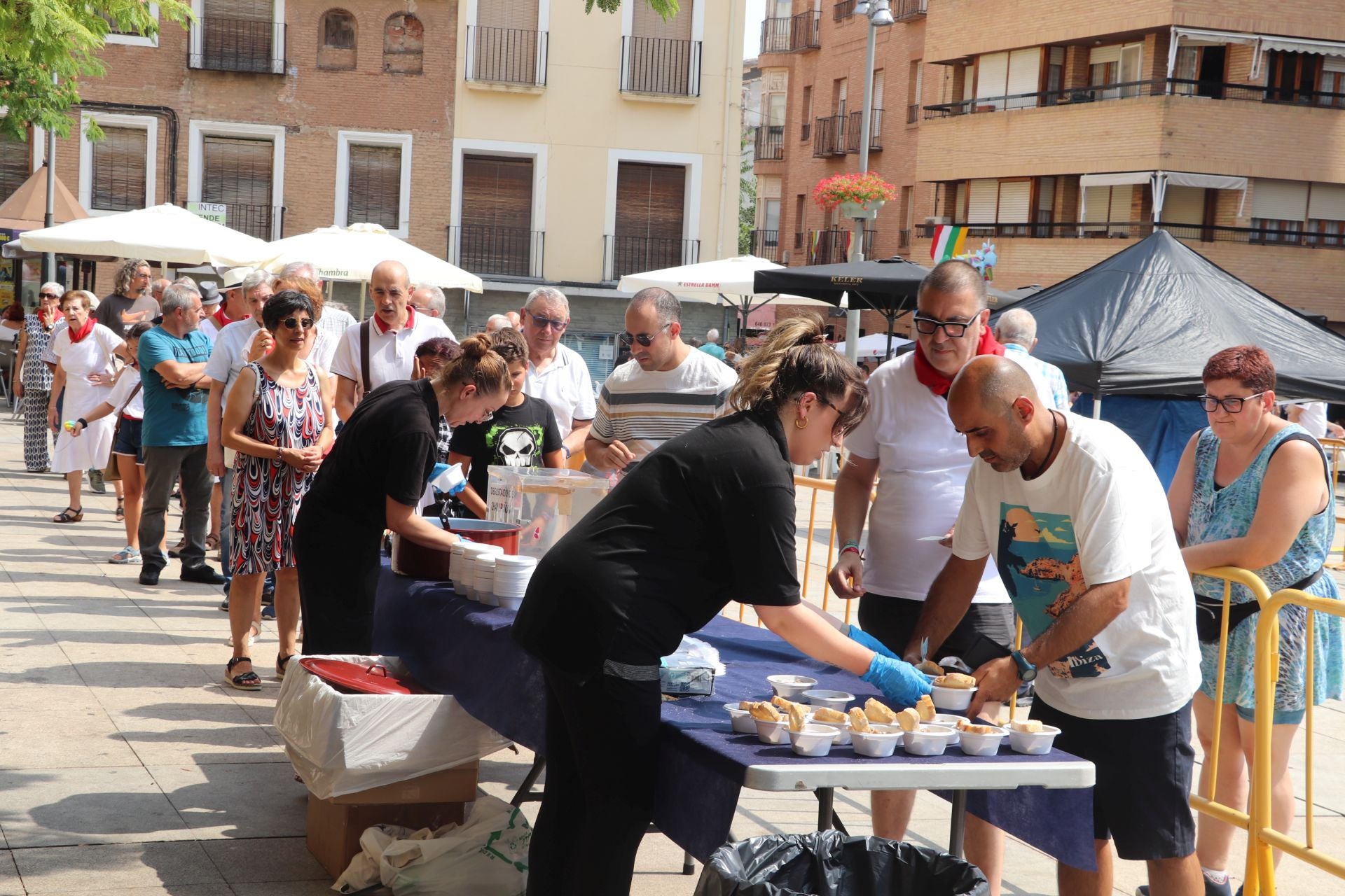Alfaro honra a sus mayores en el domingo de fiestas