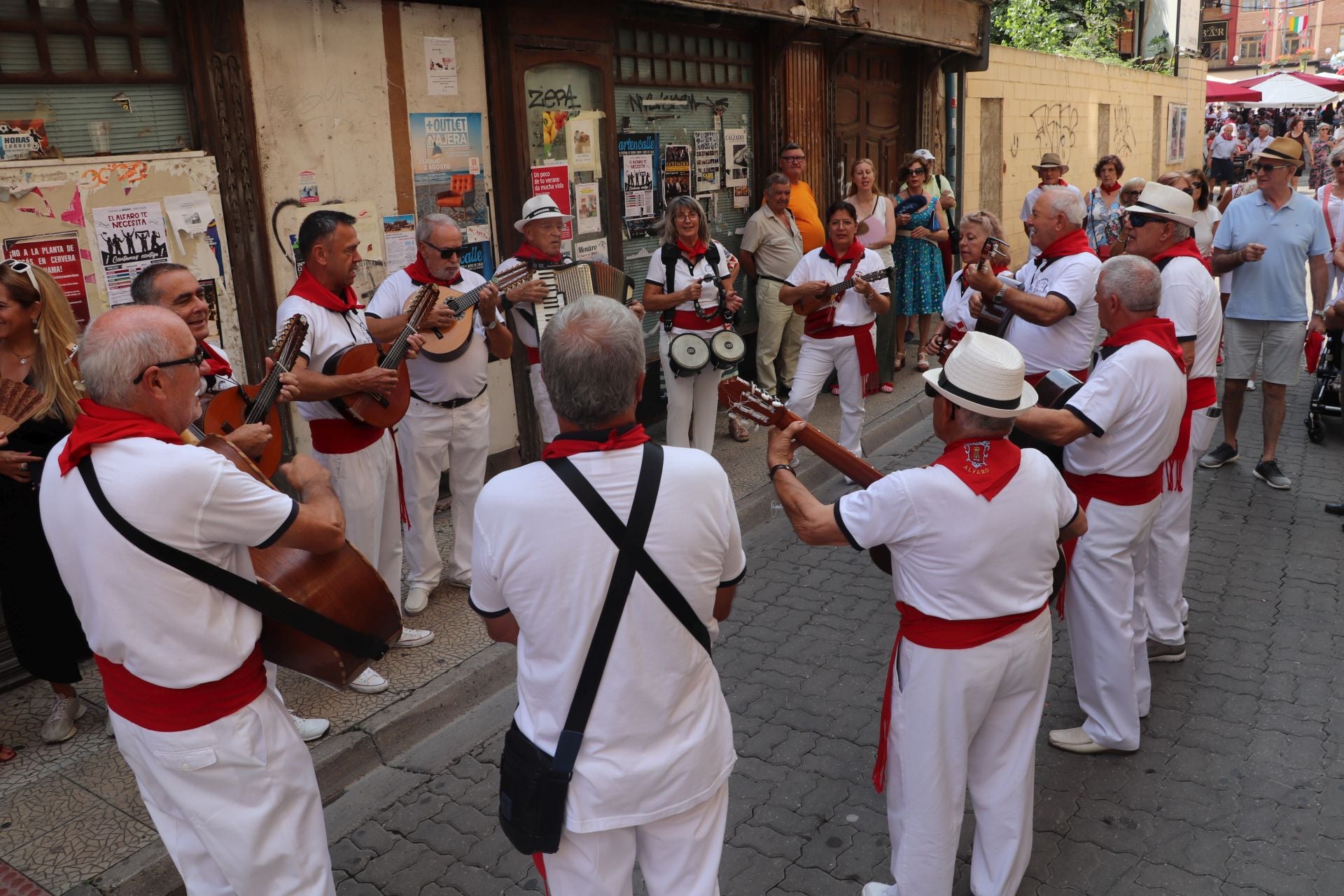 Alfaro honra a sus mayores en el domingo de fiestas