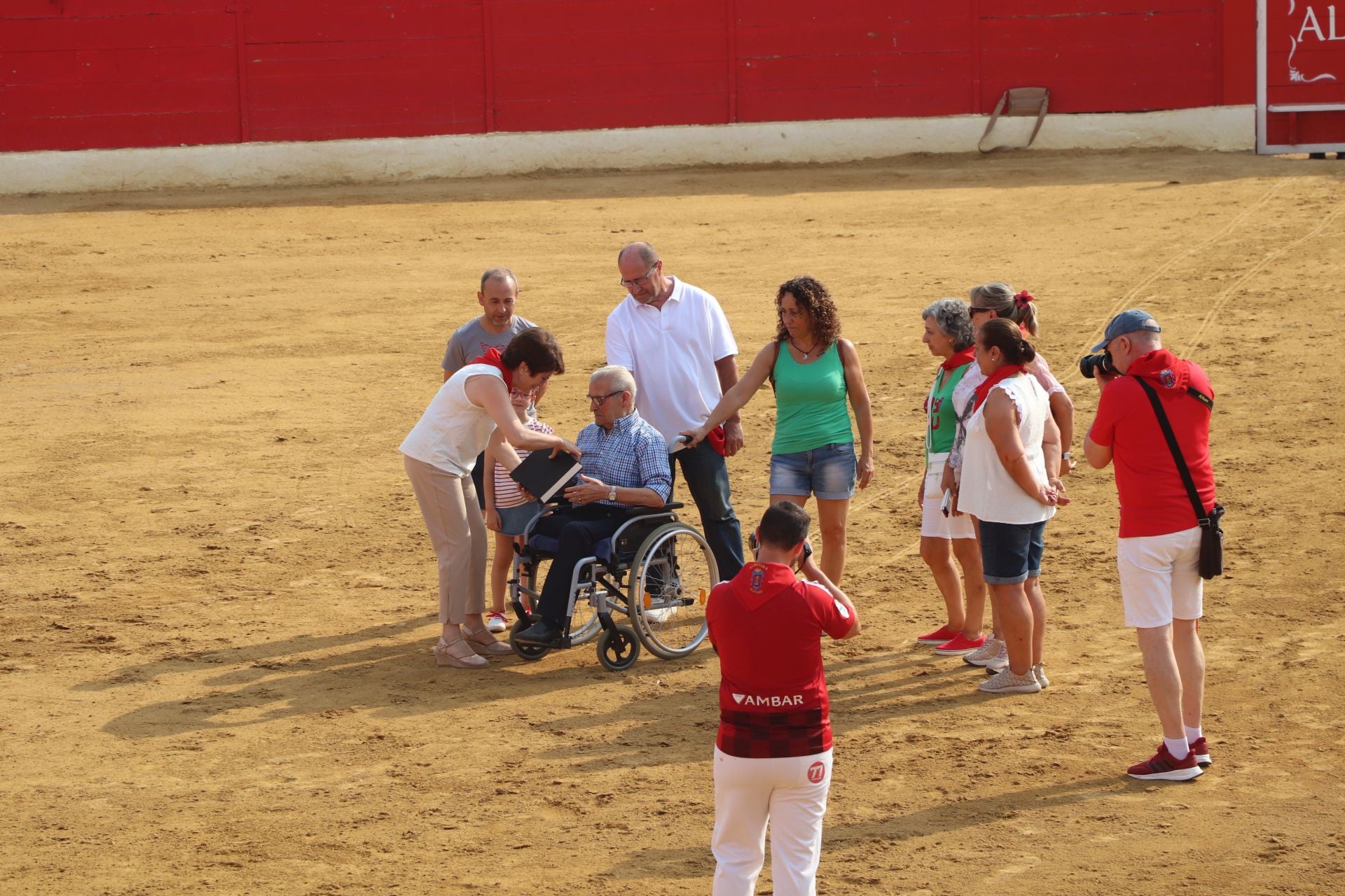 Alfaro honra a sus mayores en el domingo de fiestas