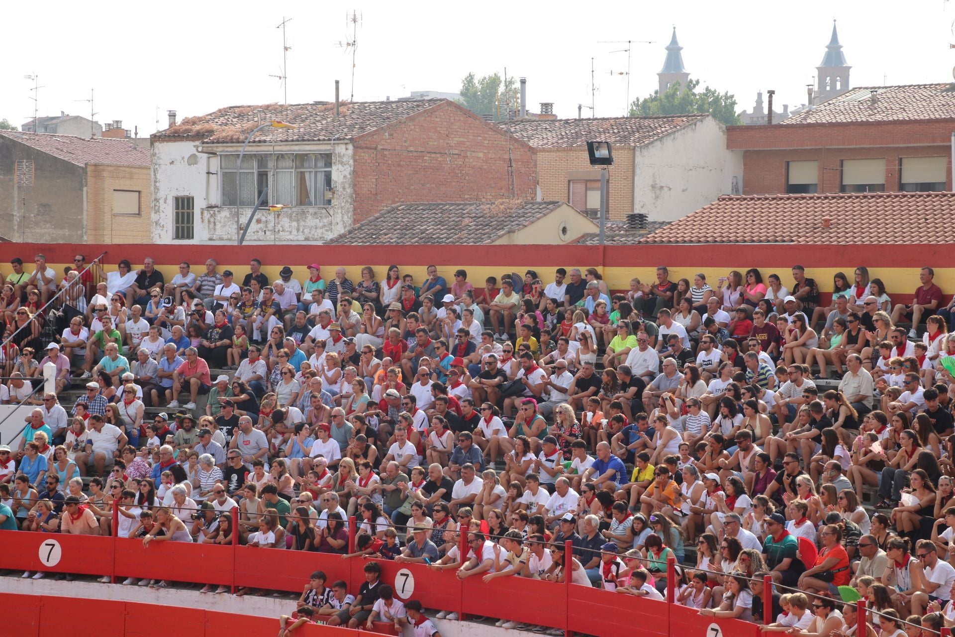 Alfaro honra a sus mayores en el domingo de fiestas