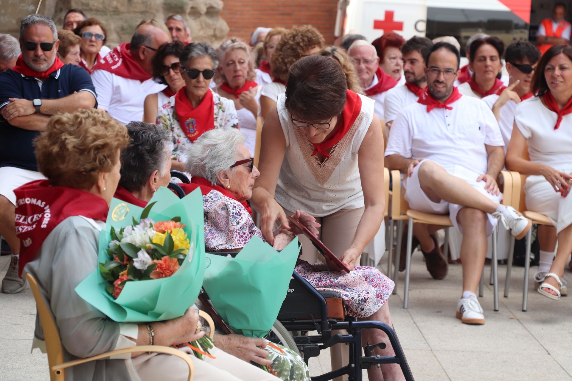 Alfaro honra a sus mayores en el domingo de fiestas