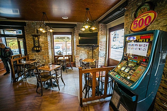 Máquina tragaparreas, en el interior de un bar.