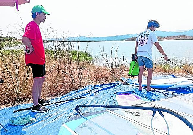 Desinfección del material en el puesto de control.