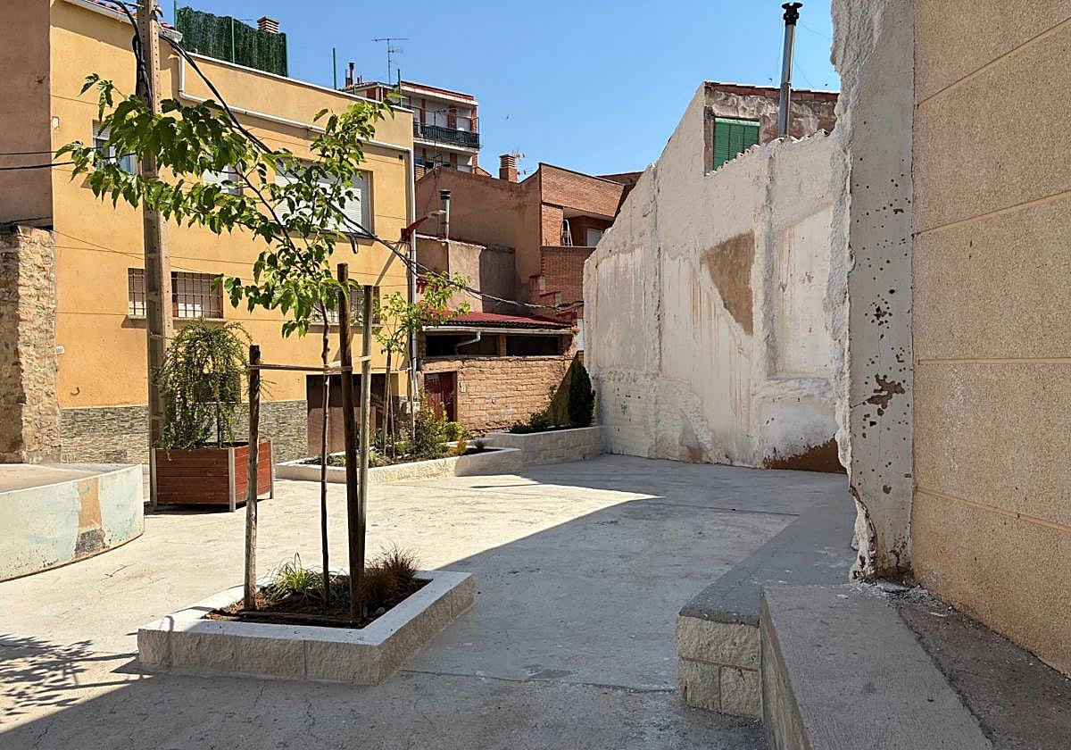 La brigada ha creado una zona de esparcimiento en el casco antiguo.