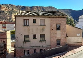 El edificio municipal que tendrá tres viviendas de alquiler joven, desde la calle Andrés Martínez.