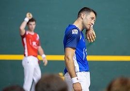 Darío se seca el sudor de la cara antes de empezar un tanto en el frontón de Ezcaray.