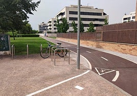 Nuevo carril bici por el parque de La Guindalera junto a las traseras de las comunidades de vecinos de avenida de la Sierra.