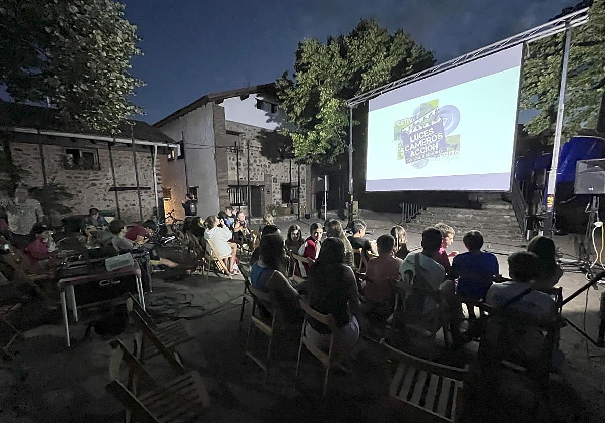 Pase cinematográfico en la plaza de los Tilos de El Rasillo en una anterior edición de Luces, Cameros, Acción.