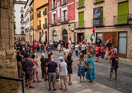 Concentración junto a la Asociación de la Prensa de La Rioja.