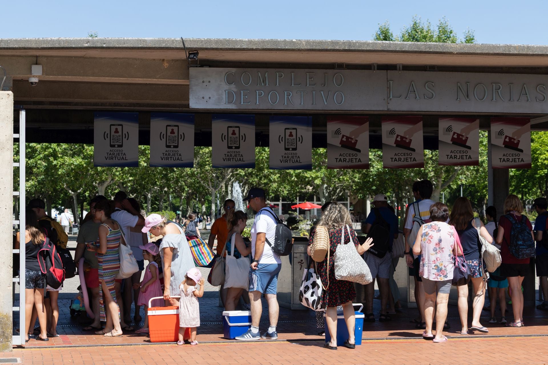 Acceso a Las Norias un fin de semana de este verano.
