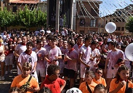 La Plaza de España durante el lanzamiento del cohete en las fiestas de Aldeanueva de 2024.