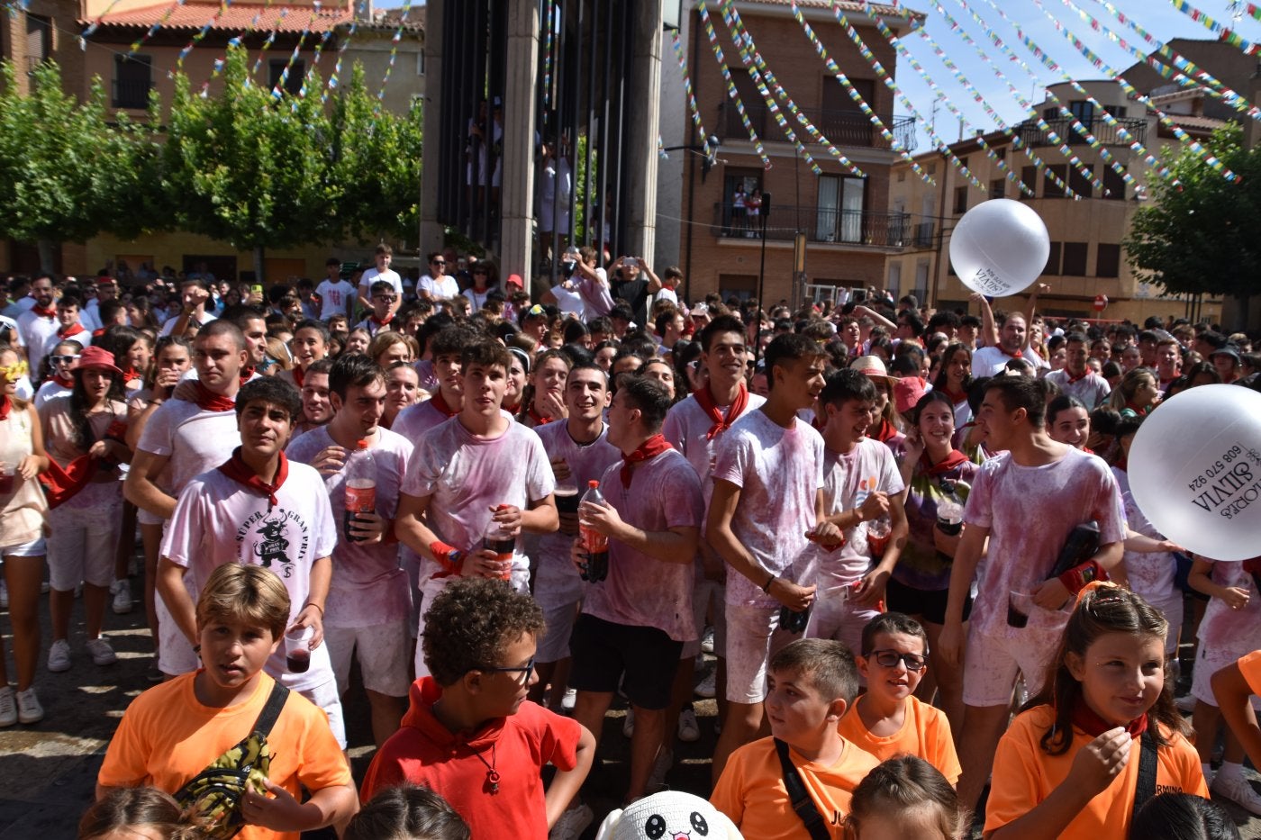 La Plaza de España durante el lanzamiento del cohete en las fiestas de Aldeanueva de 2024.
